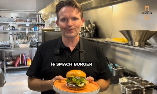 Préparation d'un smash burger